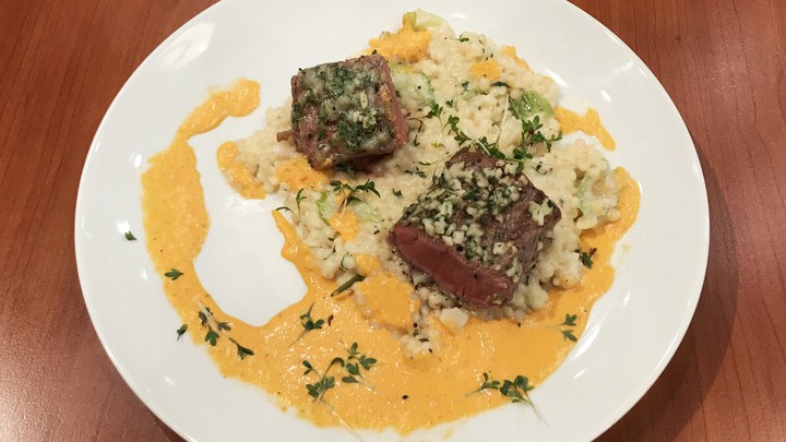 Moja mama - recepty - Jahňací chrbátik v žeruchovom parmezáne, na zelerovej tarhoni s kyslou smotanou, omáčka s pečenej papriky